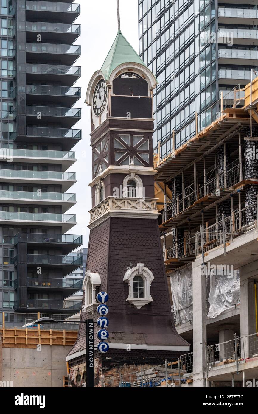 Heritage Tower einer ehemaligen Feuerwache in der Yonge Street, Toronto Downtown, Kanada. Es wird in ein gemischtes Architekturprojekt integriert, um dies zu erreichen Stockfoto
