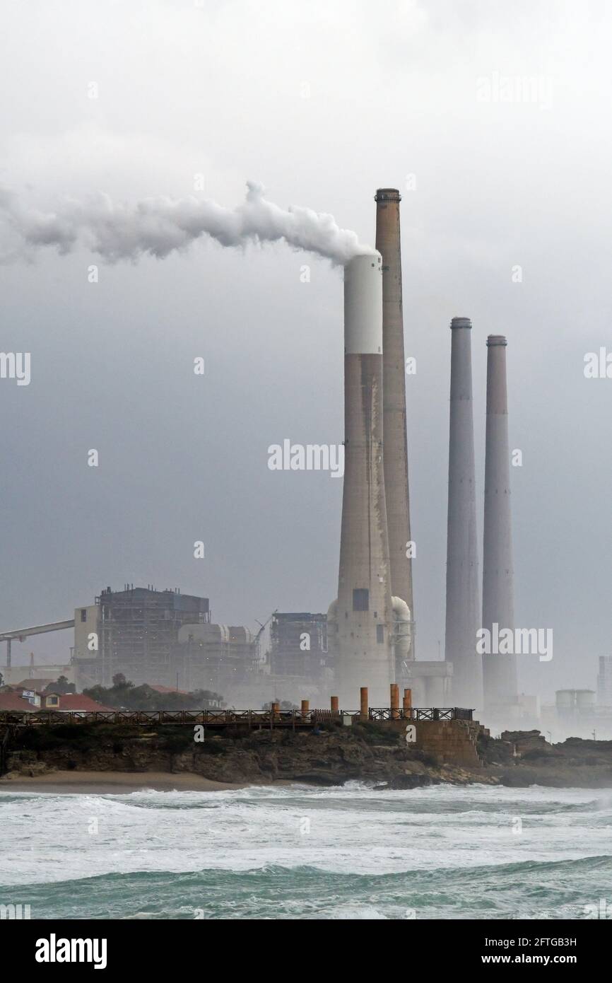 Kraftwerksverschmutzung im Winter Stockfoto