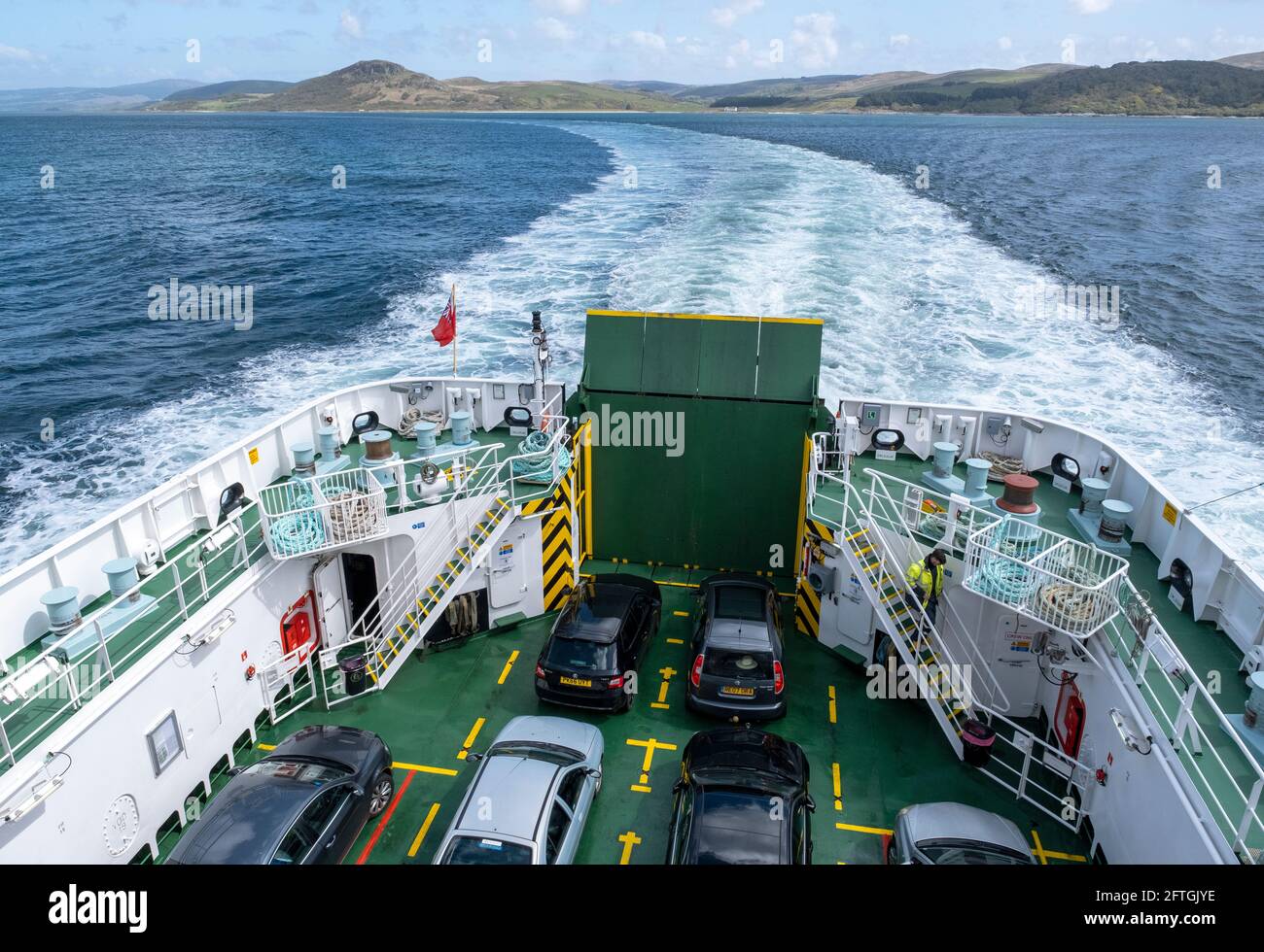 Blick vom Heck der MV Finlaggan Roll on Roll off Autofähre auf dem Weg nach Islay von Kennacraig, Argyll. Stockfoto