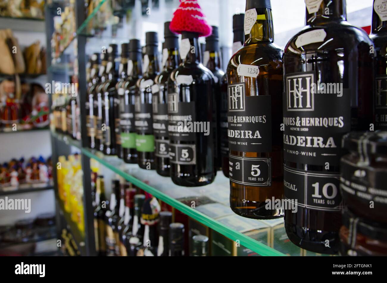 Madeira Weinflaschen auf einem Regal, umgeben von traditionellem Madeira Neuheiten Stockfoto