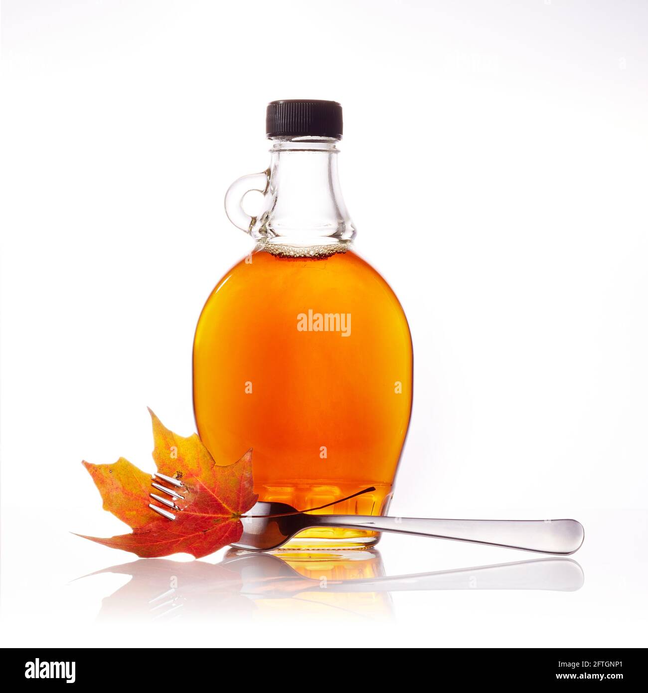 Ahornsirup Flasche mit Gabel und Ahornblatt Stockfotografie - Alamy