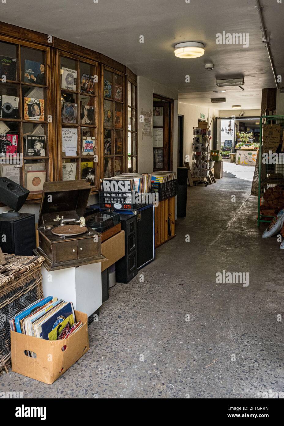 Eine alte Schallplatte und ein Hi-Fi-Shop in einer Arkade in Wincanton, Großbritannien. Stockfoto