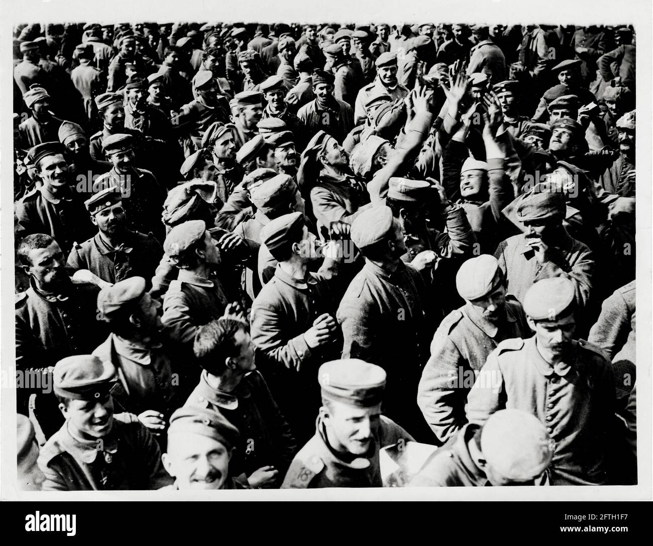 Erster Weltkrieg, erster Weltkrieg, Westfront - Deutsche Gefangene kriechen nach Zigaretten, die ihnen von britischen Soldaten zugeschlagen wurden Stockfoto