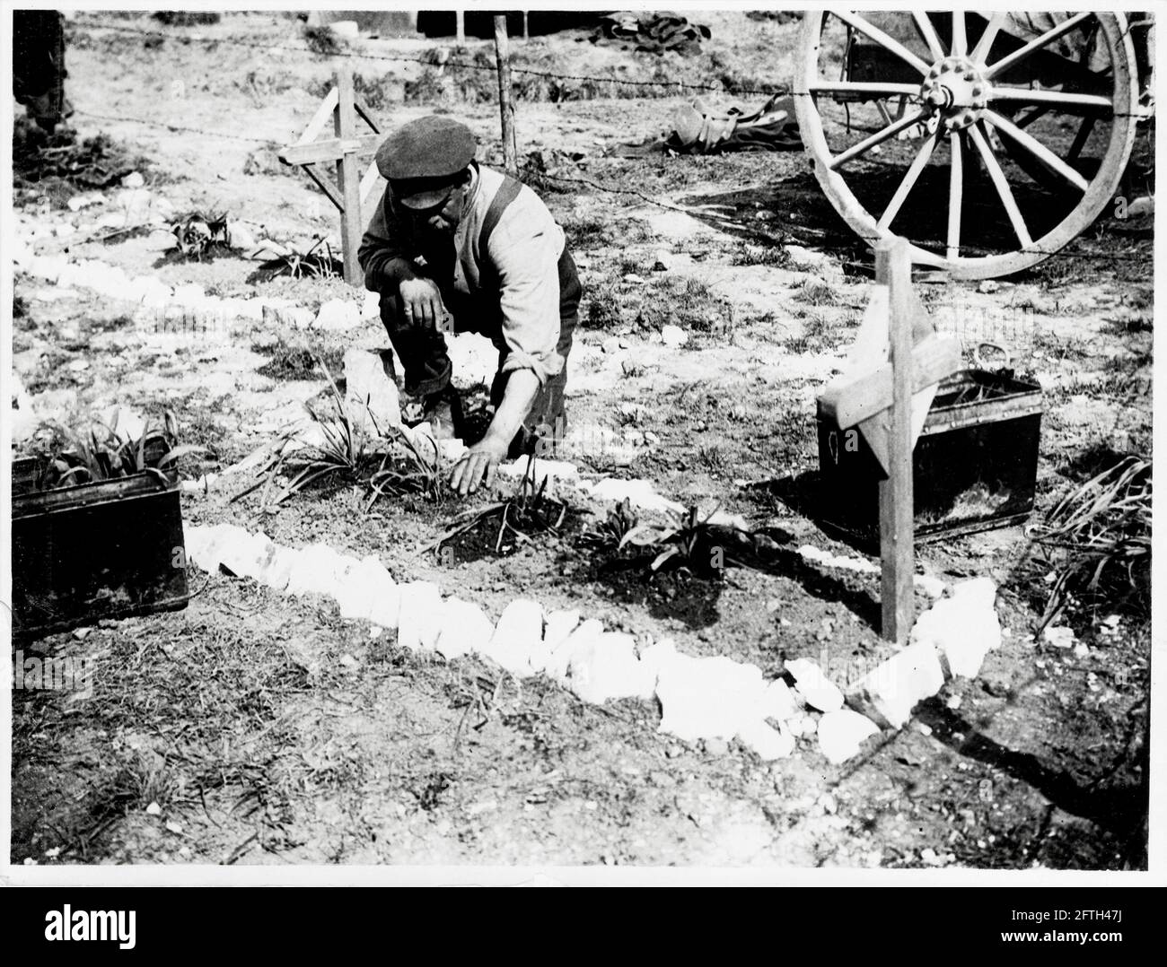 Erster Weltkrieg, 1. Weltkrieg, Westfront - EIN Soldat legt einige Pflanzen und Blumen an das Grab eines gefallenen Kameraden Stockfoto