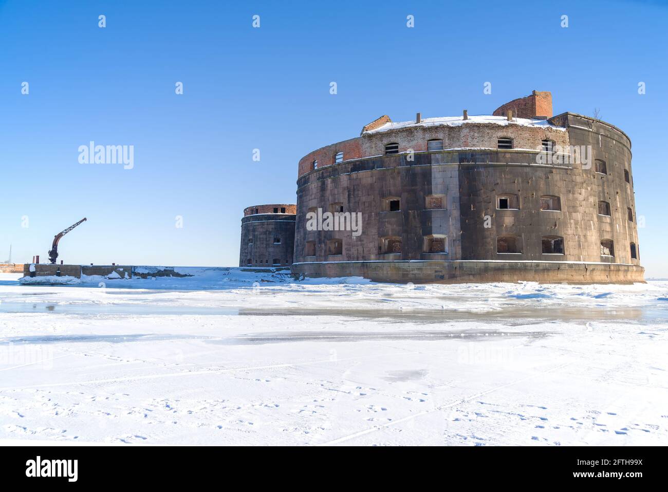 Die alte Seefestung "Kaiser Alexander der erste" (Pest) an einem sonnigen Märztag. Seitenansicht. Kronshtadt, Russland Stockfoto