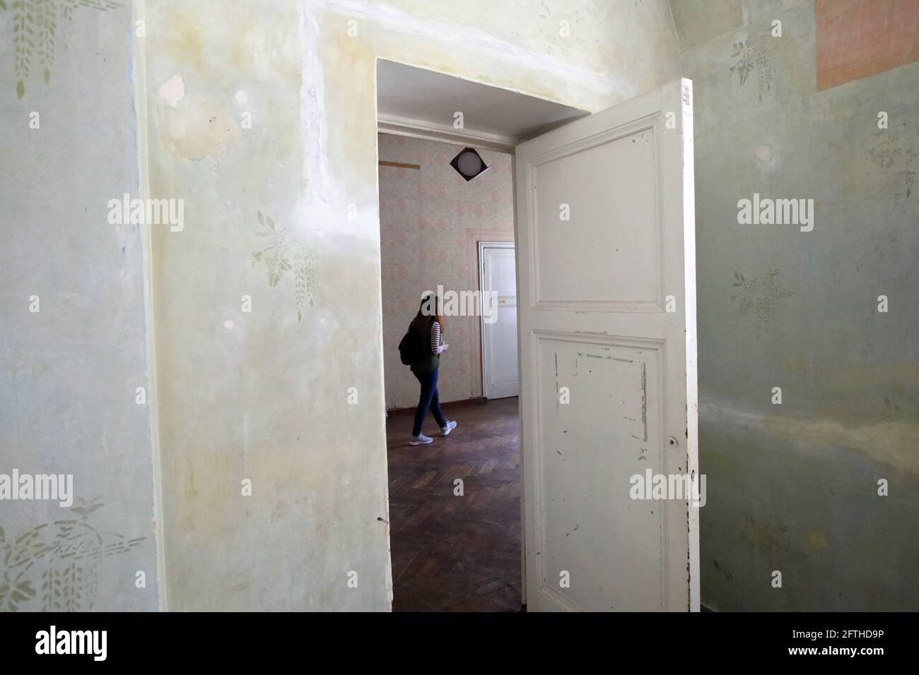 KHARKIV, UKRAINE - 21. MAI 2021 - EINE Frau wandert in den Räumlichkeiten der Slovo (Word) Schreibresidenz, die in der George Shevelov Memorial AP eröffnet wurde Stockfoto