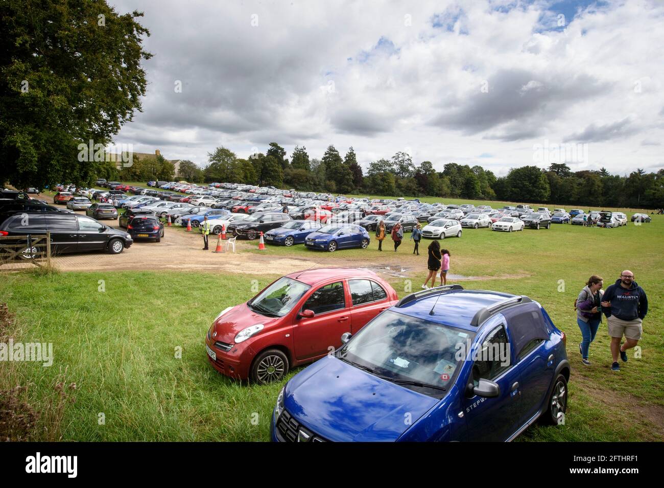 Ein offener Parkplatz im Dorf Cotswold von Bourton-on-the-Water, das während des Coronavirus beispiellose Besucherzahlen erlebt pand Stockfoto