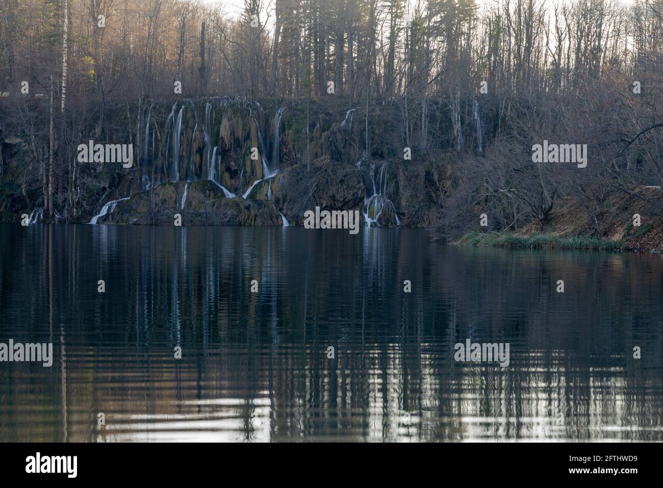 Nationalpark Plitvicer Seen in Kroatien im Winter. Plitvicer Seen sind einer der schönsten Orte der Welt Stockfoto