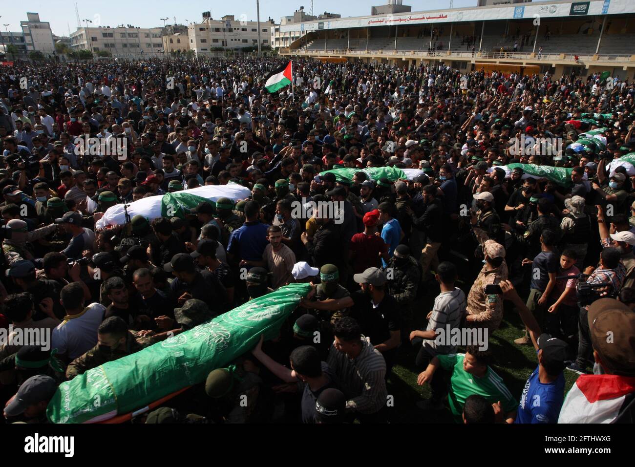 Khan Younis, Gaza. Mai 2021. Menschen tragen am Freitag, den 21. Mai 2021, im Fußballstadion in Khan Younis im südlichen Gazastreifen eine Leichen der Palästinenser, die bei den israelisch-palästinensischen Kämpfen bei der Beerdigung nach einem Waffenstillstand zwischen Israel und der Hamas getötet wurden. Foto von Ismael Mohamad/UPI Credit: UPI/Alamy Live News Stockfoto