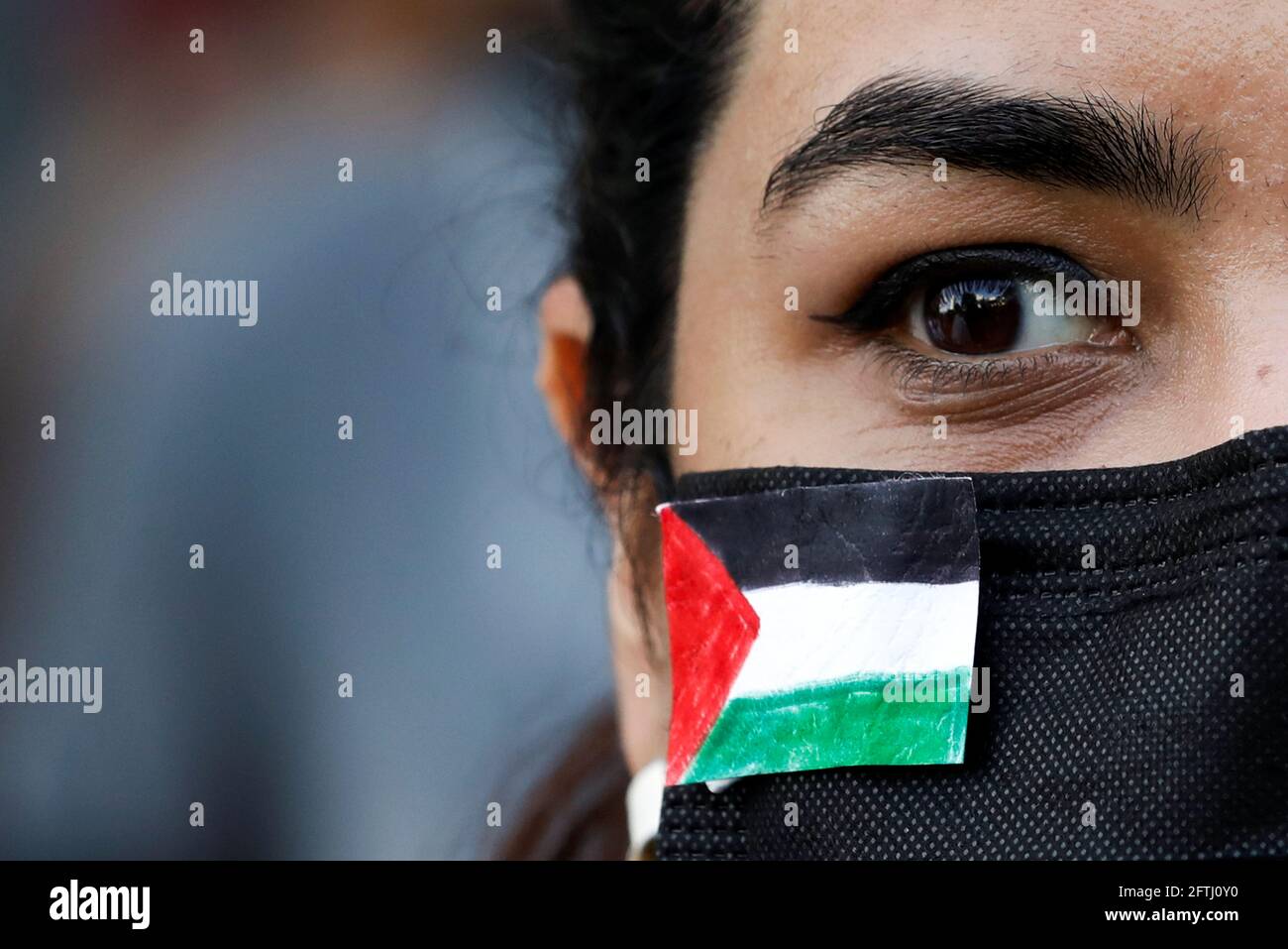 Eine Frau trägt eine palästinensische Fahne auf ihrer Schutzmaske, um ihre Solidarität mit dem palästinensischen Volk auszudrücken und gegen Israel zu protestieren, während einer Kundgebung in Karachi, Pakistan, am 21. Mai 2021. REUTERS/Akhtar Soomro Stockfoto