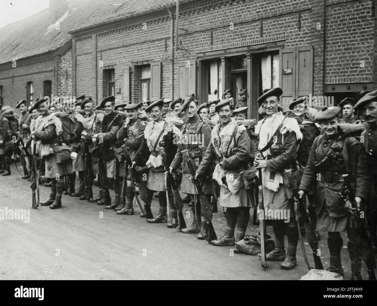 Erster Weltkrieg, erster Weltkrieg, Westfront - lächelnde Black Watch-Truppen säumen die Straße, Frankreich Stockfoto