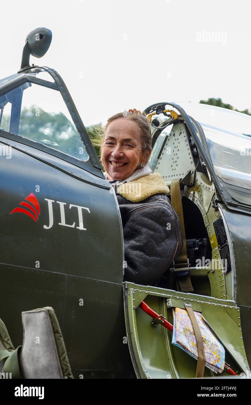 Carolyn Grace, Pilotin und Inhaber der Supermarine Spitfire Zweiten Weltkrieg Kampfflugzeug. Im Cockpit. Weltkrieg zwei Spitfire TIX ML 407 Flugzeug Stockfoto