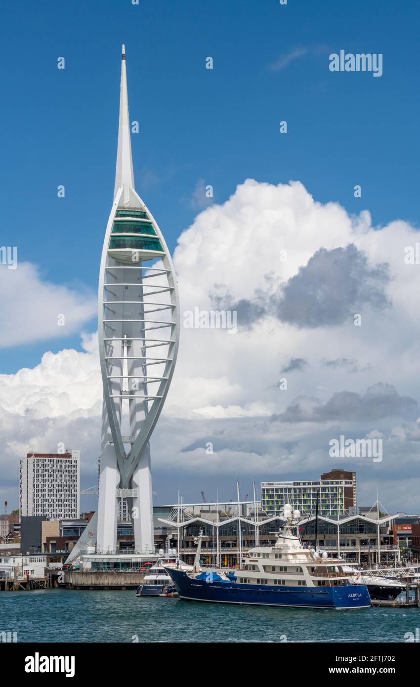 Große Luxusmillionäre segeln Superyachten oder Motorboote neben gunwharf Kais neben dem Spinnaker Tower in portsmouth am solent Harbour uk. Stockfoto