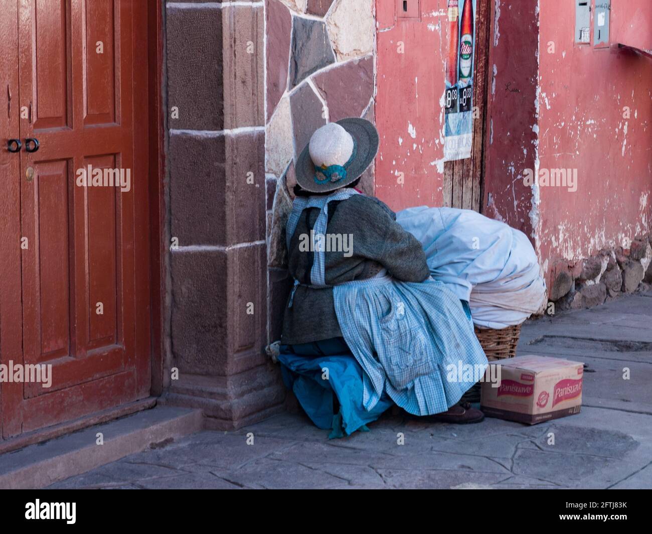 Pisac, Peru - Mai 2016: Die Einwohner der Stadt auf der Straße von Pisac, Lateinamerika. Stockfoto