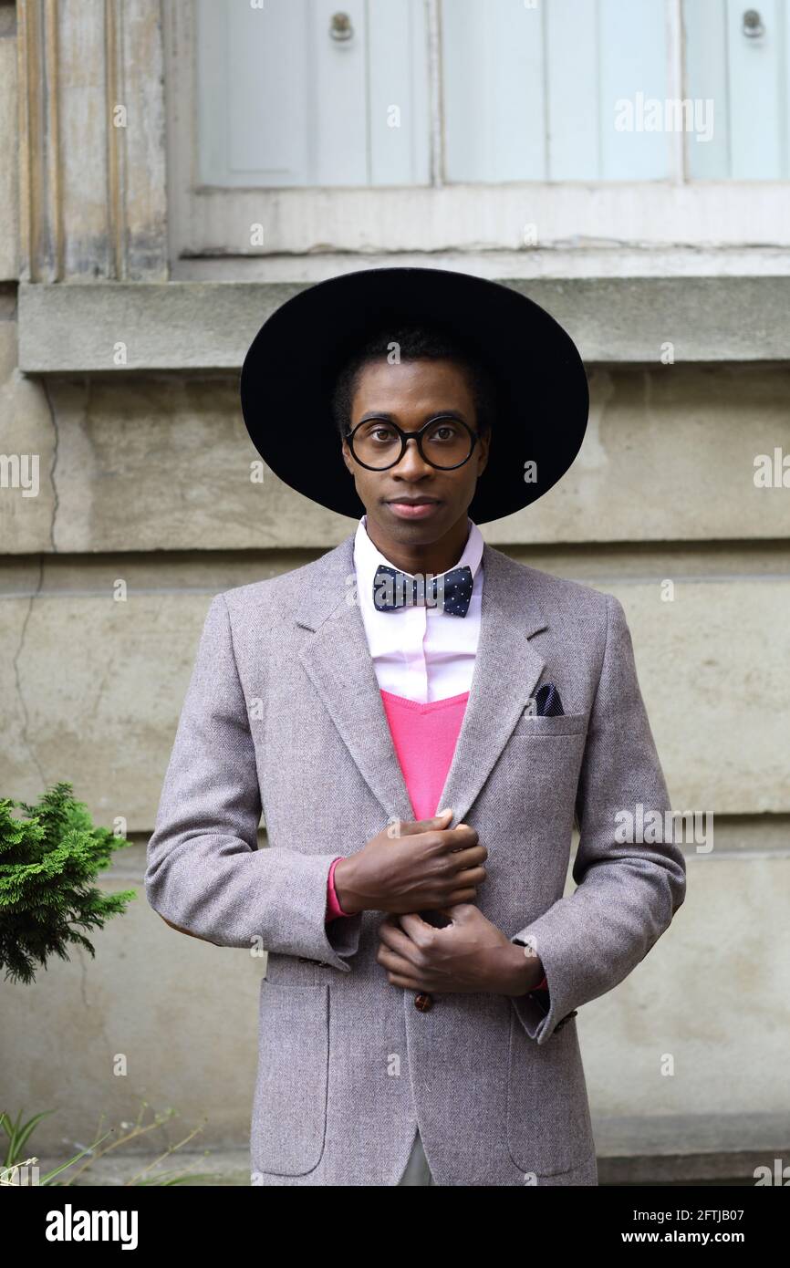 GROSSBRITANNIEN / England /London /London Fashion Week/Influencer mit Fliege Stockfoto