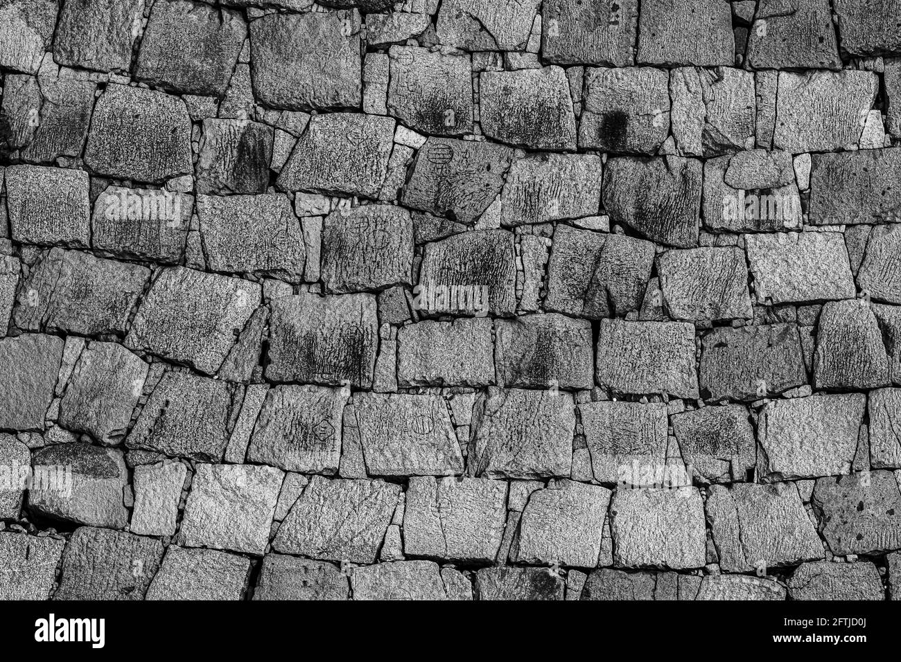 Steinwand-Textur eines japanischen Schlosses in Schwarz und Weiß Stockfoto