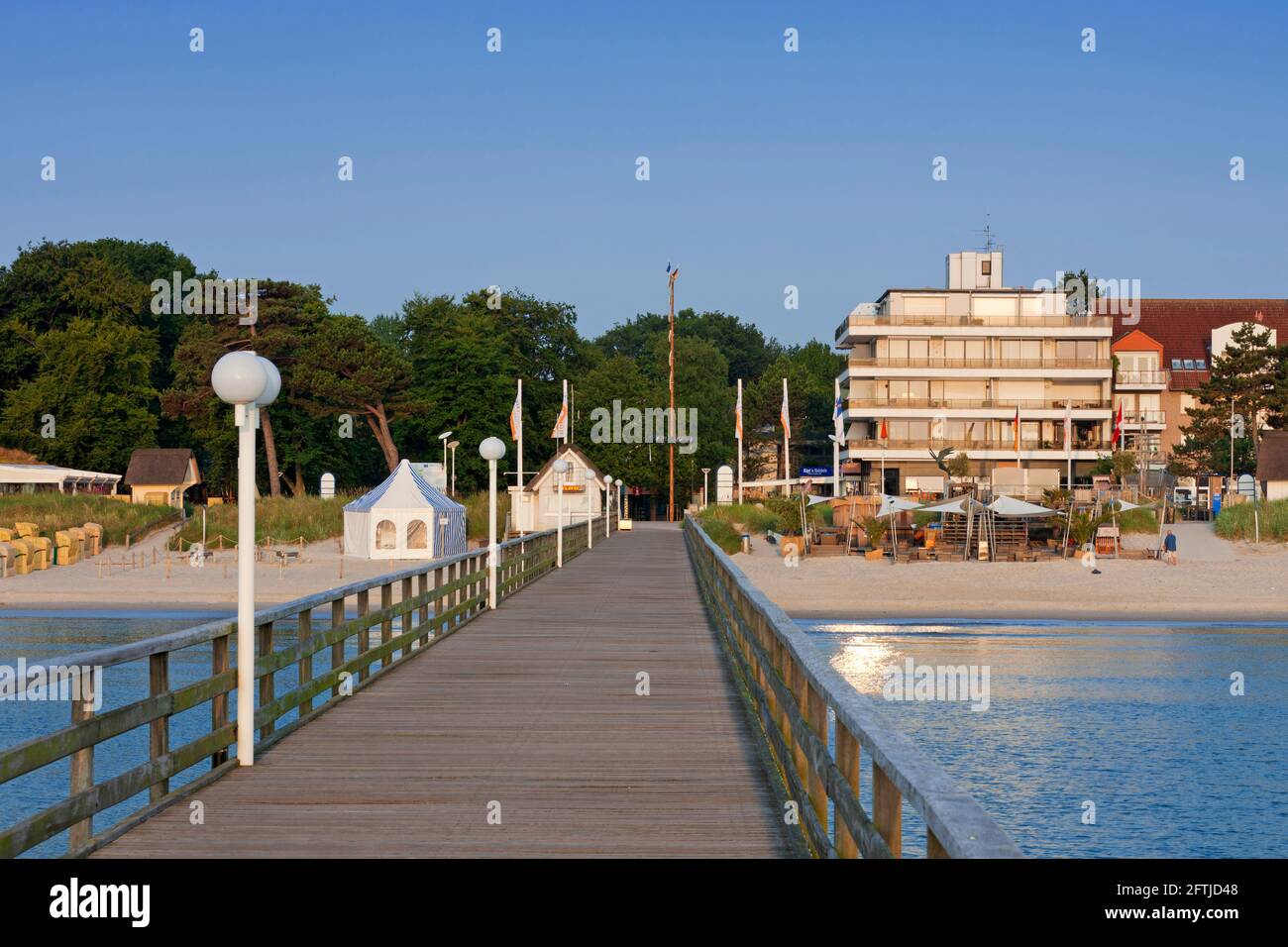 Touristische Wohnungen und Holzsteg / Seebrücke am Seebrücke im Seebad Scharbeutz, Ostholstein entlang der Lübecker Bucht, Schleswig-Holstein, Deutschland Stockfoto