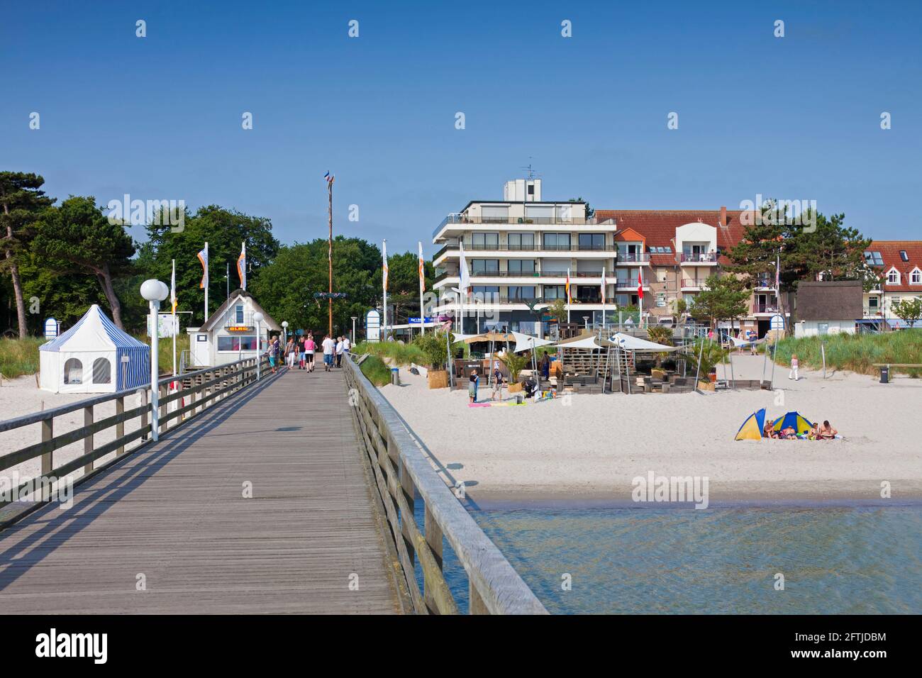 Touristische Wohnungen und Holzsteg / Seebrücke am Seebrücke im Seebad Scharbeutz, Ostholstein entlang der Lübecker Bucht, Schleswig-Holstein, Deutschland Stockfoto