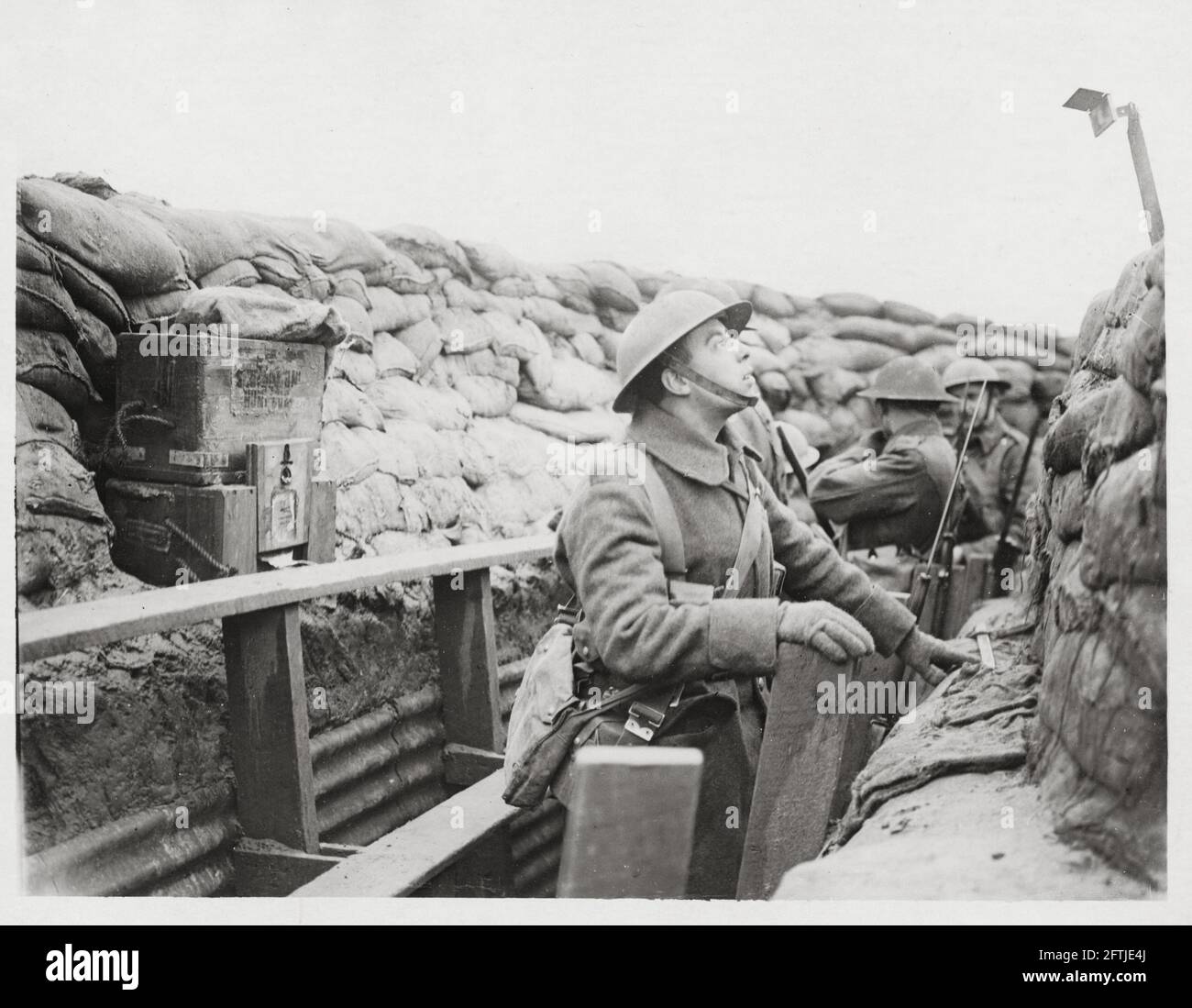 Erster Weltkrieg, erster Weltkrieg, Westfront - die Deutschen durch ein kleines Periskop beobachten, Frankreich Stockfoto