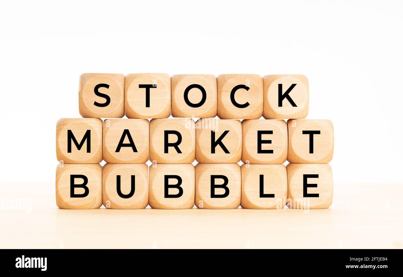 Die Worte der Aktienmarktblase auf Holzblöcken. Finanzcrash-Konzept Stockfoto