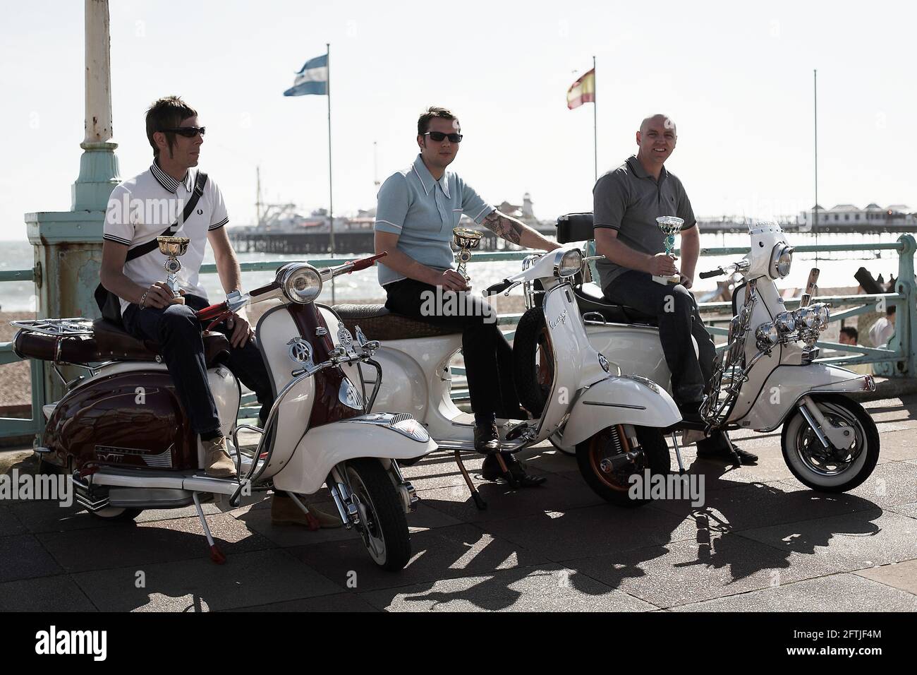 GROSSBRITANNIEN / England / Brighton / EINE Gruppe von Mods mit ihren dekorierten Motorroller. Stockfoto