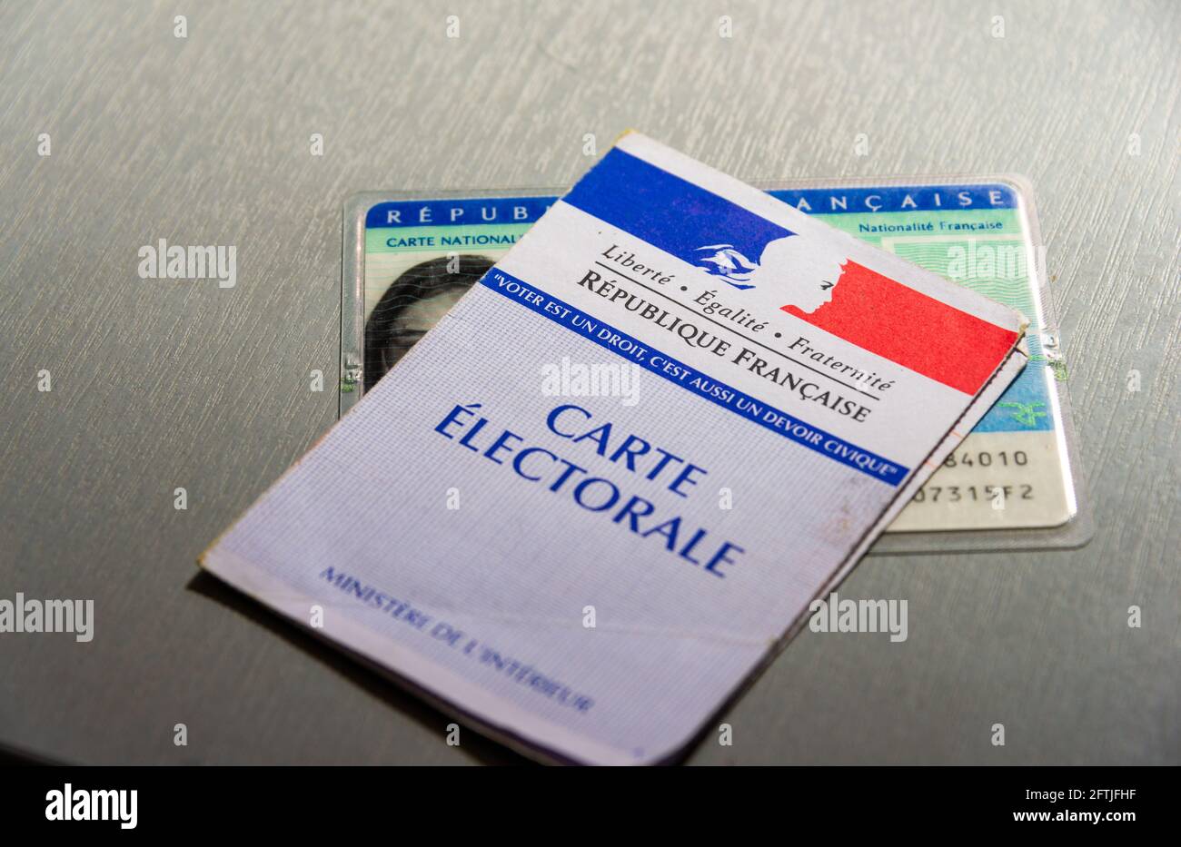 L'isle sur la sorgue, vaucluse, Frankreich. 05/21/2021 Stimmkarte oder carte Electorale mit Personalausweis Stockfoto