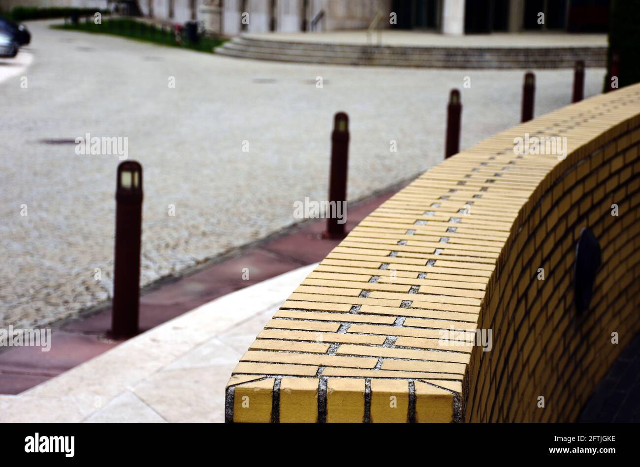 Gelber Ziegelbau in der Nähe mit spiralförmigen Rampen. Architektonisches Äußeres Detail. Berühmtes Wahrzeichen in Budapest genannt Ziggurat. Reisen und Tourismus. Stockfoto