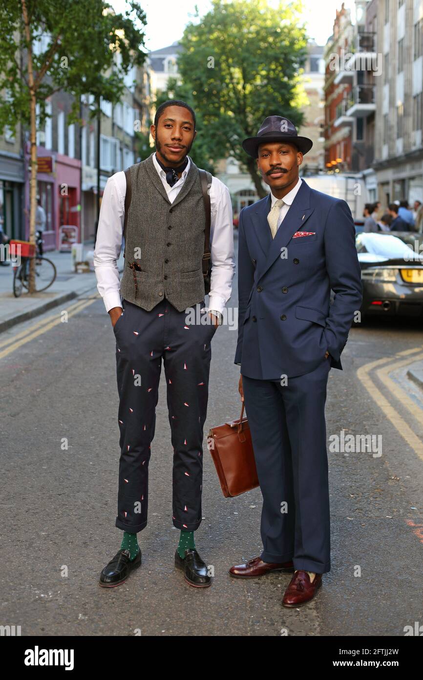 In voller Länge Porträt von zwei stilvollen schwarzen jungen Gentleman in London, Großbritannien Stockfoto