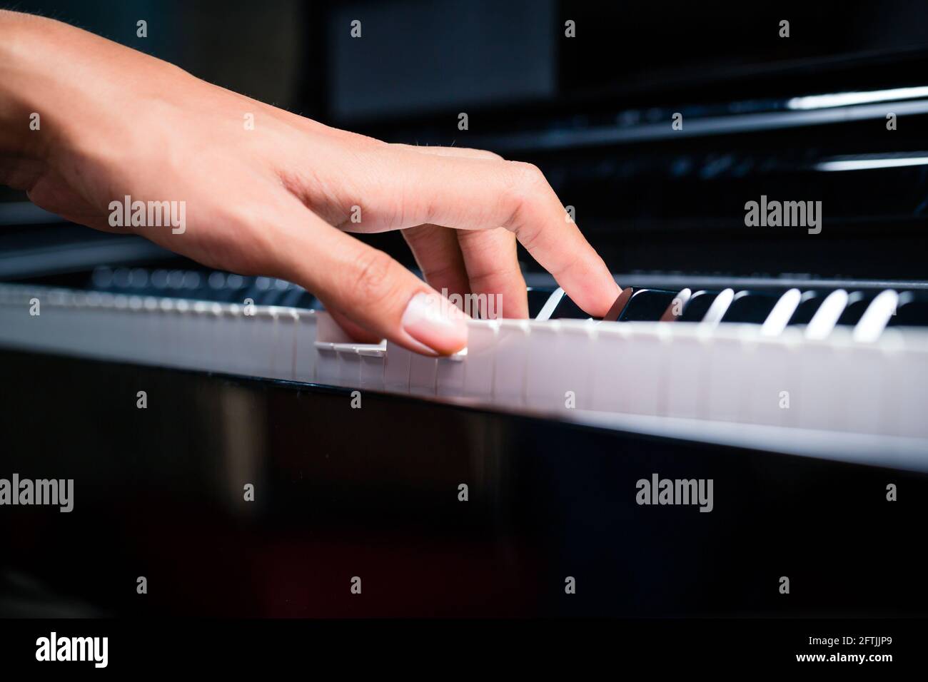 Asiatische professioneller Pianist spielt Klavier im Tonstudio Stockfoto