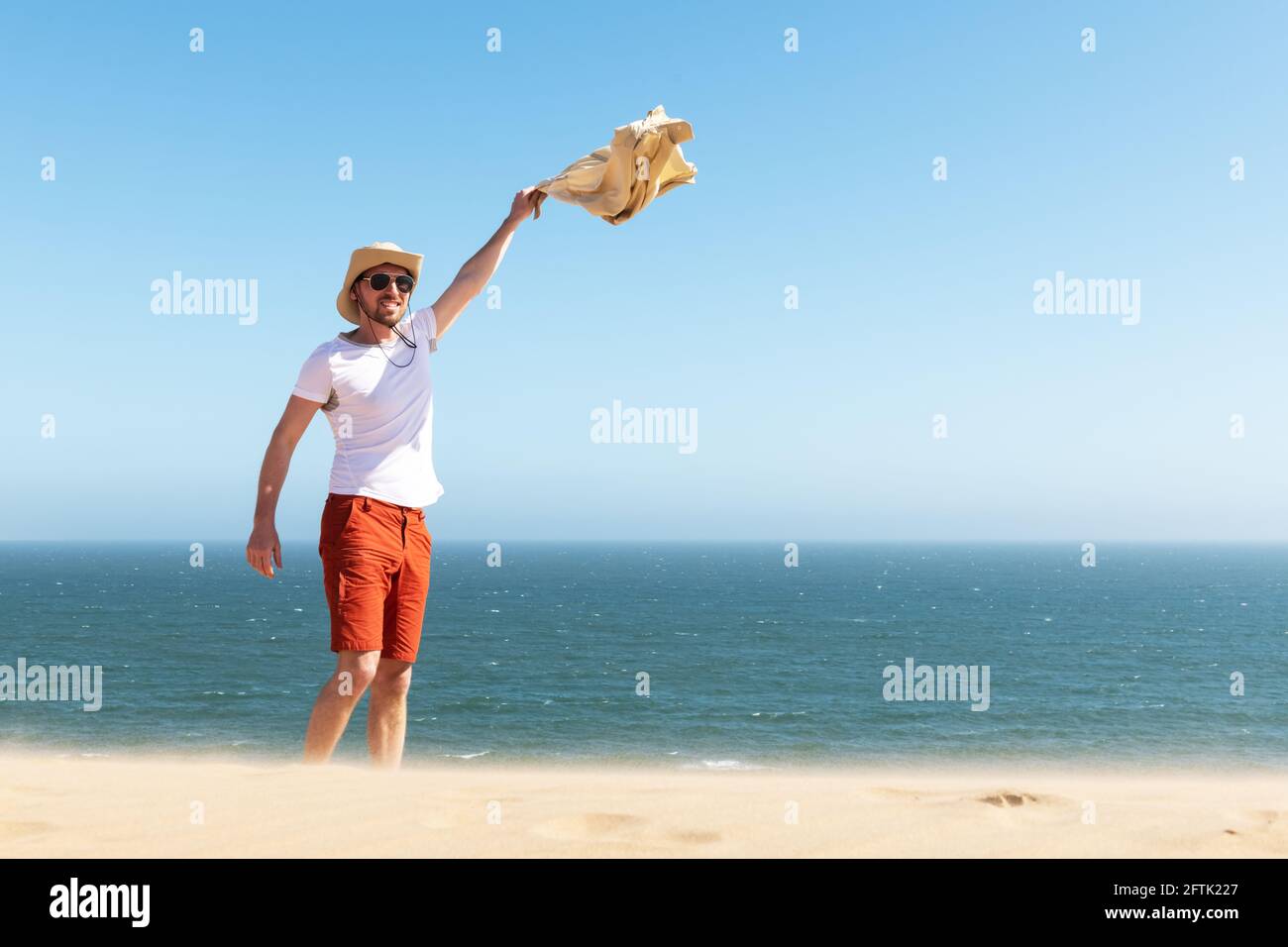 Alleinstehend mit Hemd in der Hand in der Wüste Namib Stockfoto