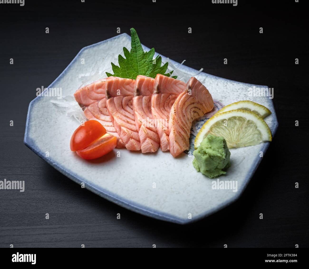 Ein Gericht mit flammengebranniem Lachs Sashimi mit frischem Wasabi Stockfoto