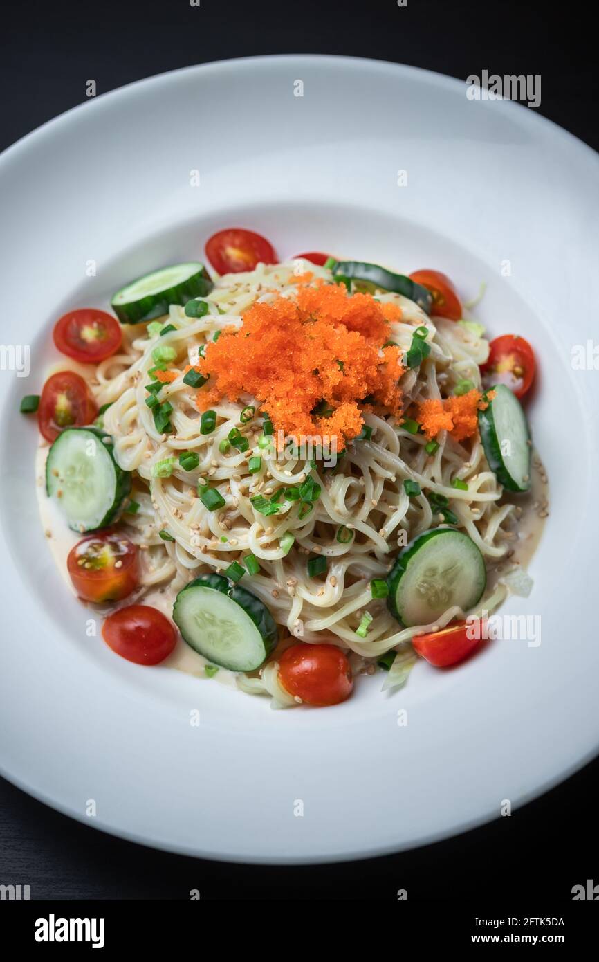 Japanischer kalter Ramen-Salat mit Sesam-Dressing und Tobiko Stockfoto