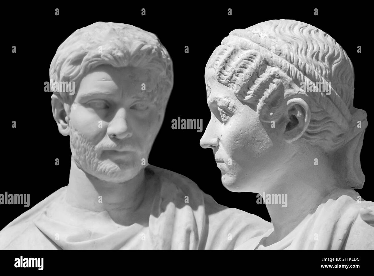 Schwarz-Weiß-Foto der alten römischen Skulpturen von a Reifes Paar Stockfoto