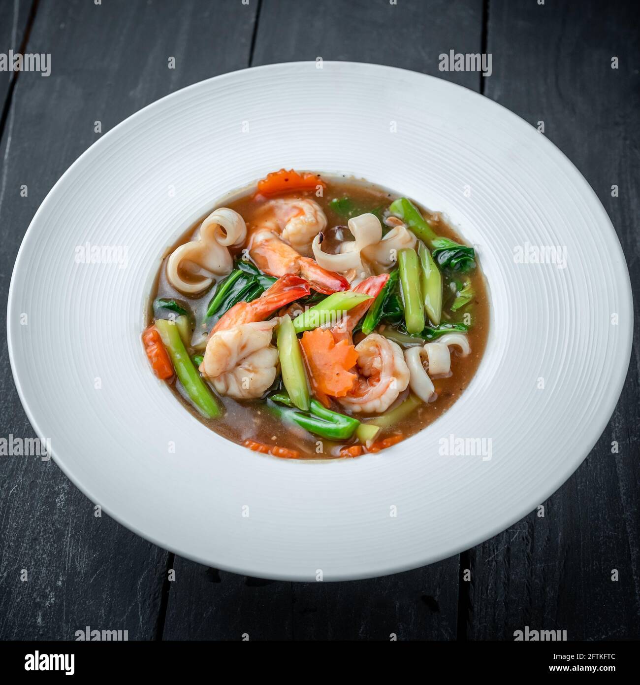 Ein Gericht aus Thai Ratte Na Noodle mit Meeresfrüchten, chinesischem Broccoli und dickerter Sauce Stockfoto