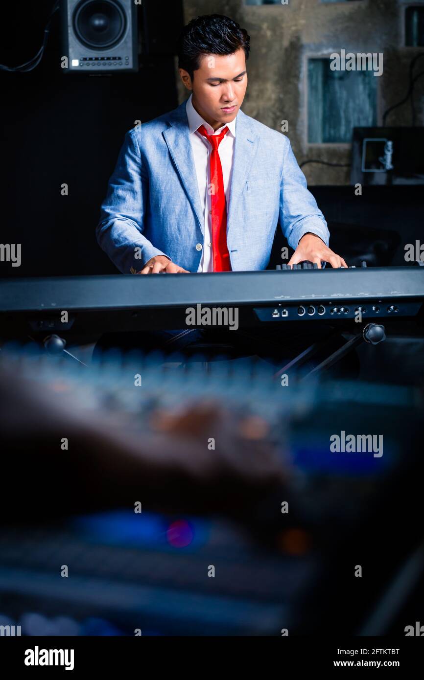 Asiatische professionelle Pianisten Tastatur im Recording Studio Stockfoto