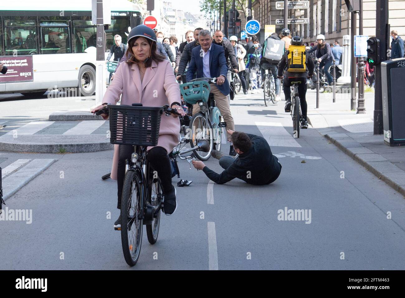 Die Bürgermeisterin von Paris, Anne Hidalgo, Olivier Schneider (vom Fahrrad  gefallen) und Bernard Thevenet, werden am 21. Mai 2021 auf dem Fahrrad  gesehen, als die Stadt Paris das Label "Ville A Velo