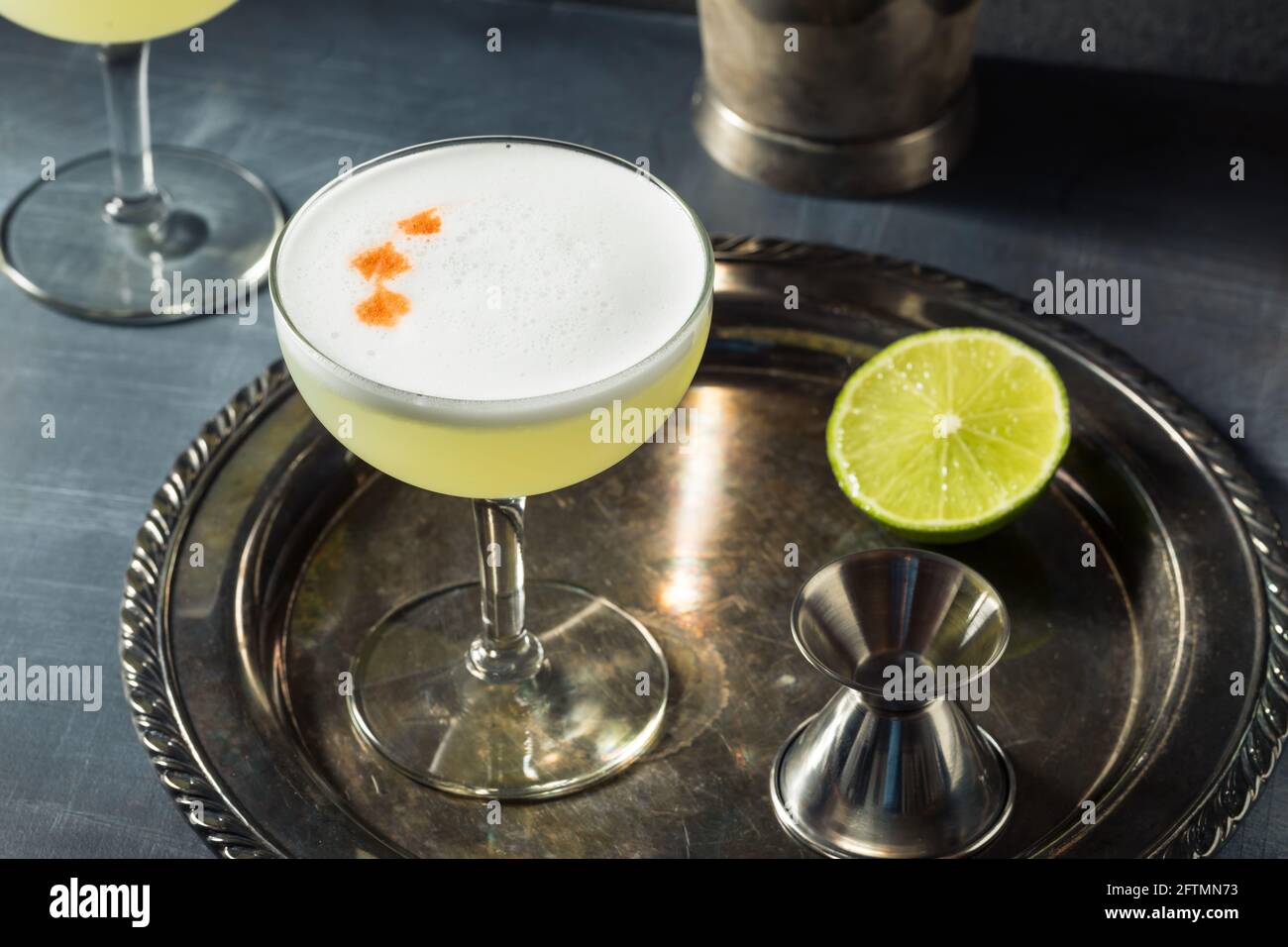 Erfrischender, kalter Pisco Sour-Cocktail mit Limetten- und Eierweissen Stockfoto
