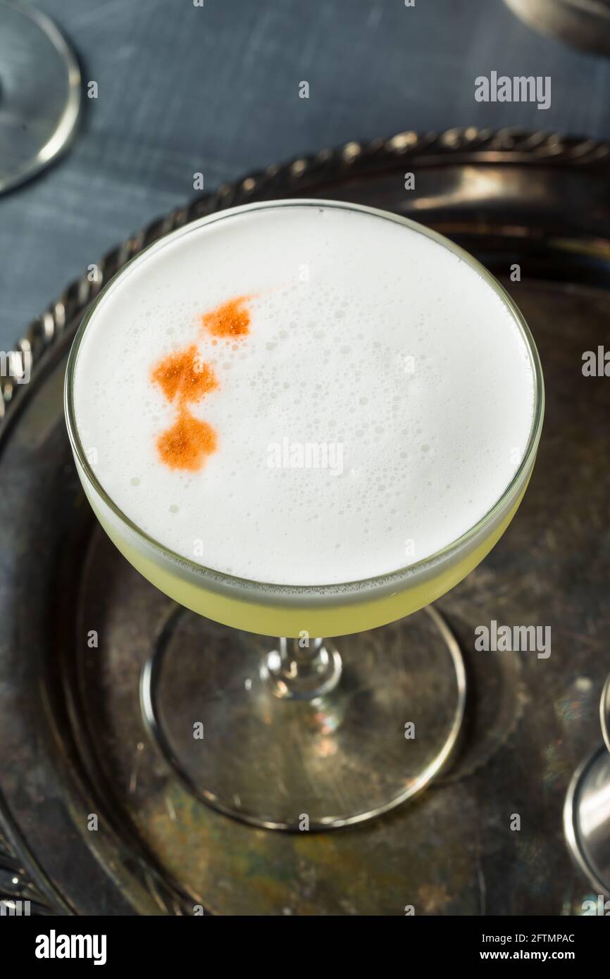 Erfrischender, kalter Pisco Sour-Cocktail mit Limetten- und Eierweissen Stockfoto