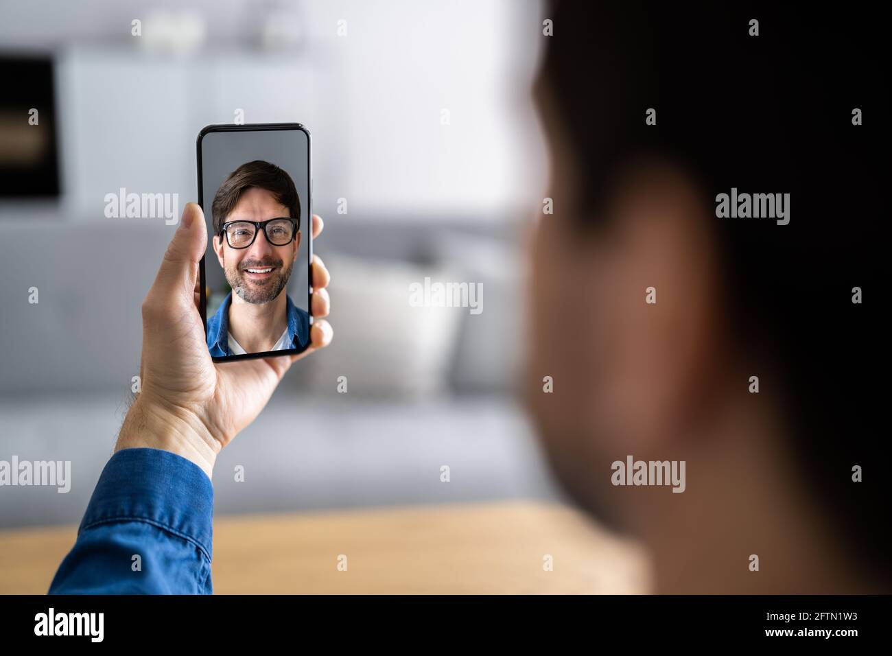 Testen Sie Virtual Fashion Watch oder Brillen mit der AR App  Stockfotografie - Alamy