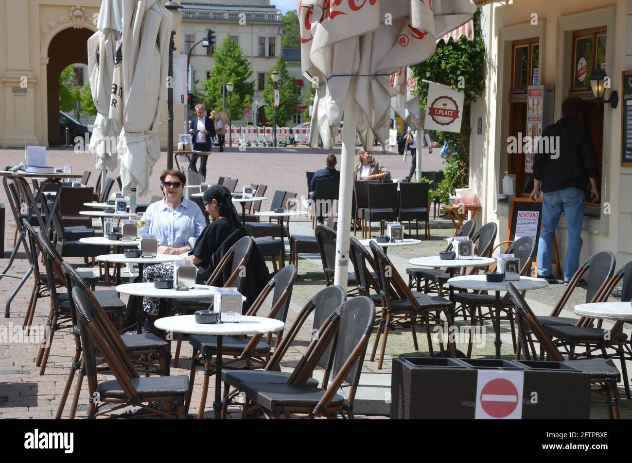 Potsdam, 21. Mai 2021 - Restaurants eröffnen neue Außenbereiche. Stockfoto