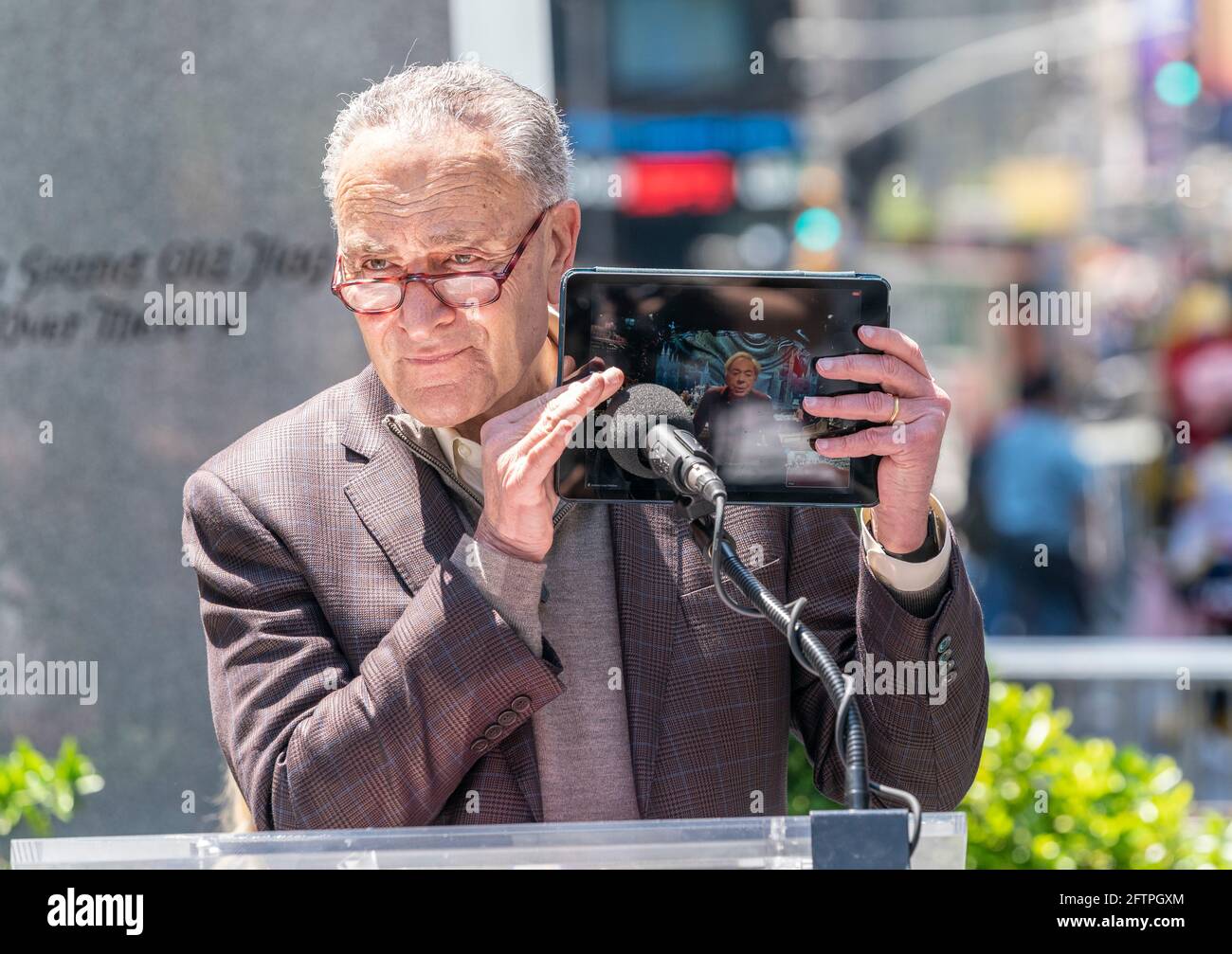 New York, NY - 21. Mai 2021: Andrew Lloyd Webber schloss sich per Telekonferenz an US-Senator Charles Schumer kündigte auf der Pressekonferenz am Times Square eine Bundeshilfe für Broadway-Theater an Stockfoto