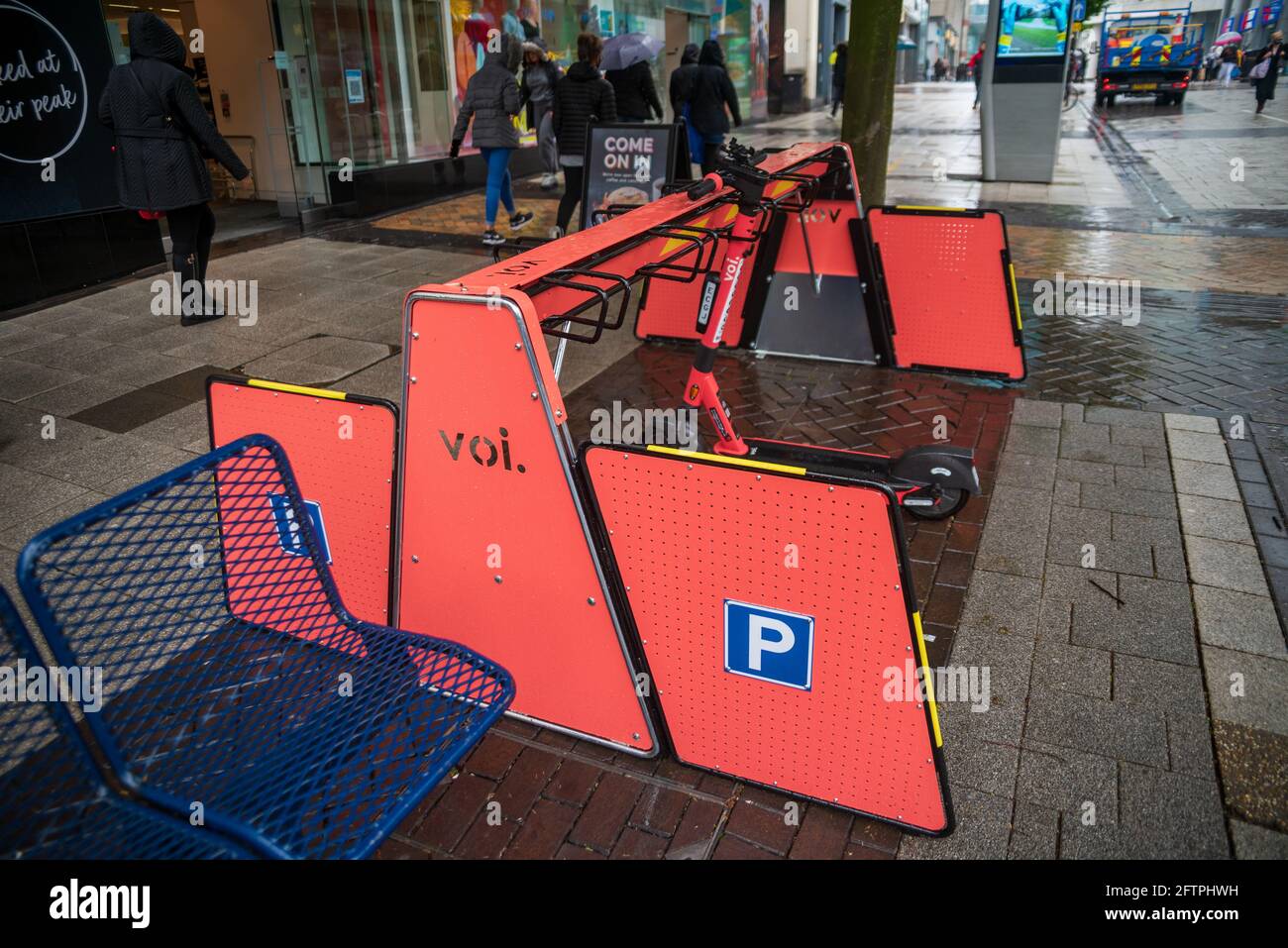 Birmingham, Großbritannien. 21. Mai 2021: VOI, der schwedische E-Scooter-Anbieter, hat Rollerablagen in Städten in ganz Großbritannien eingeführt, um Stolperfallen zu reduzieren und ein besseres Parkverhalten unter seinen Nutzern zu fördern. Kredit: Ryan Underwood / Alamy Live Nachrichten Stockfoto