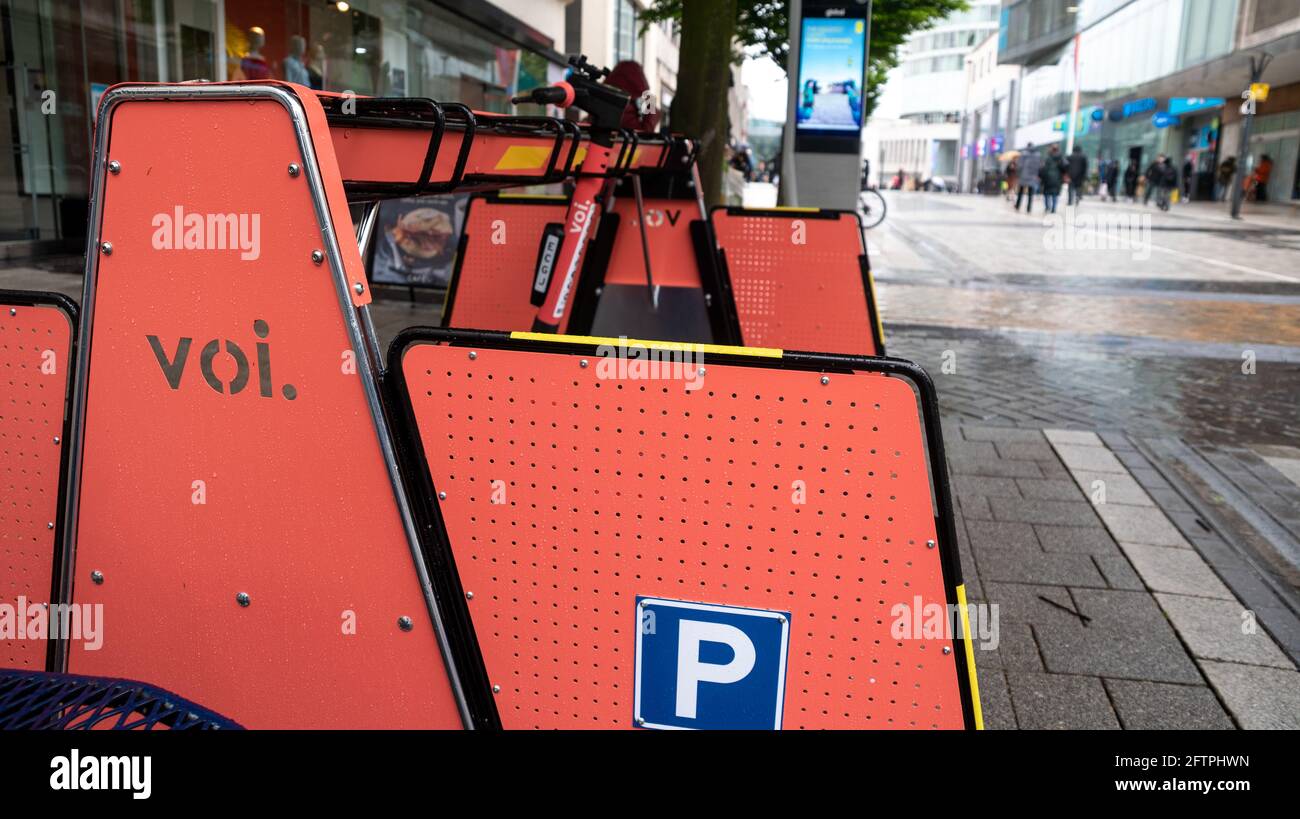 Birmingham, Großbritannien. 21. Mai 2021: VOI, der schwedische E-Scooter-Anbieter, hat Rollerablagen in Städten in ganz Großbritannien eingeführt, um Stolperfallen zu reduzieren und ein besseres Parkverhalten unter seinen Nutzern zu fördern. Kredit: Ryan Underwood / Alamy Live Nachrichten Stockfoto