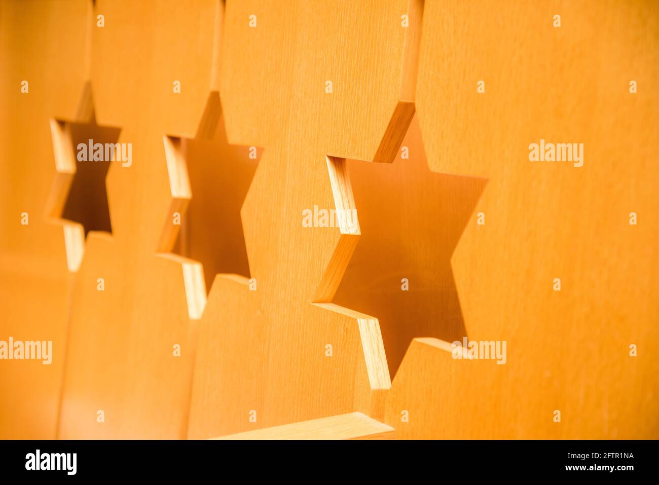 Drei jüdische Sterne in Holz geschnitzt. Stockfoto