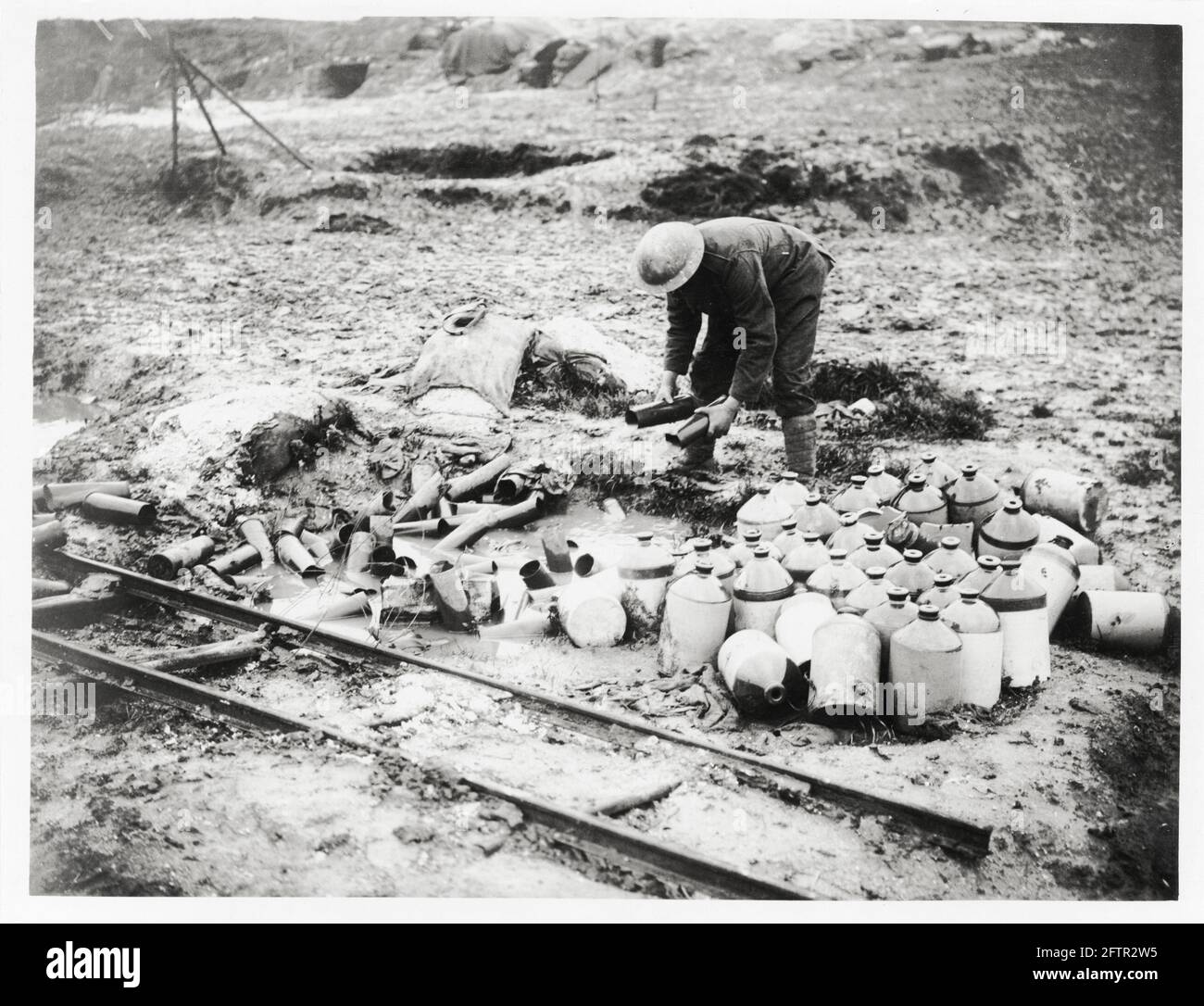 Erster Weltkrieg, erster Weltkrieg, Westfront - EIN Soldat säubert auf dem Feld, Frankreich Stockfoto