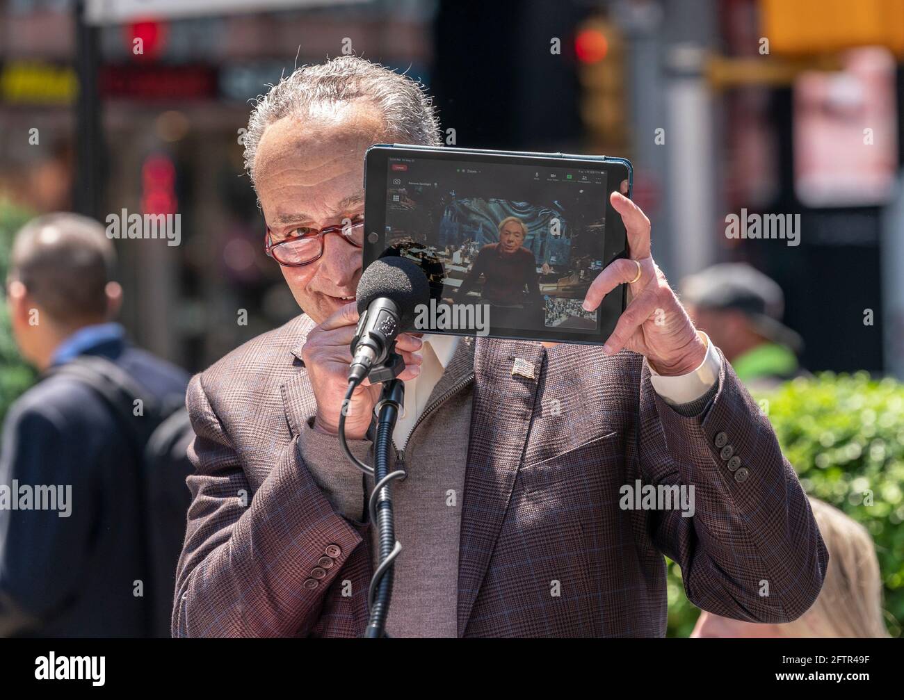 New York, Usa. Mai 2021. Andrew Lloyd Webber schloss sich per Telekonferenz der US-Senator Charles Schumer an, der am 21. Mai 2021 auf der Pressekonferenz am Times Square in New York die Bundeshilfe für Broadway-Theater bekannt gab. Chuck Schumer führte die wirtschaftlichen Zahlen aus und erklärte, dass 19 Broadway-Shows jetzt verkauft werden und über 40 Shows in der Broadway-Saison 2021/2022 eröffnet oder zurückkehren werden. Schumer sagte, dass wir gemeinsam den Vorhang für COVID-19 schließen. (Foto von Lev Radin/Sipa USA) Quelle: SIPA USA/Alamy Live News Stockfoto