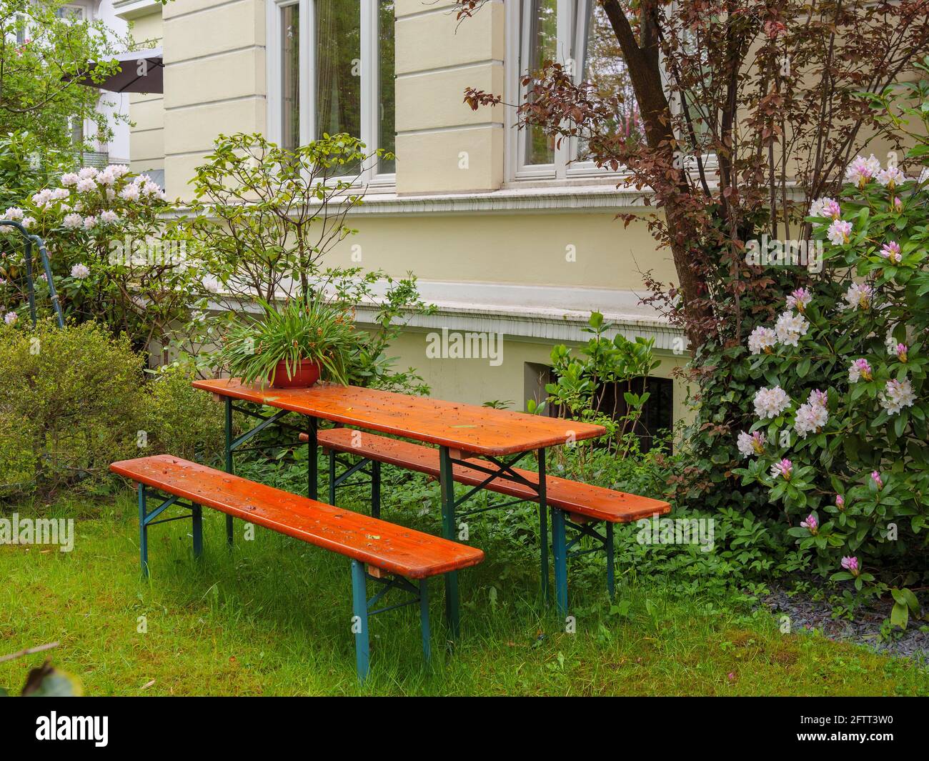 ale Bank im Vorgarten, Curschmann St. in Hamburg-Hoheluft-Ost, Deutschland, Europa Stockfoto