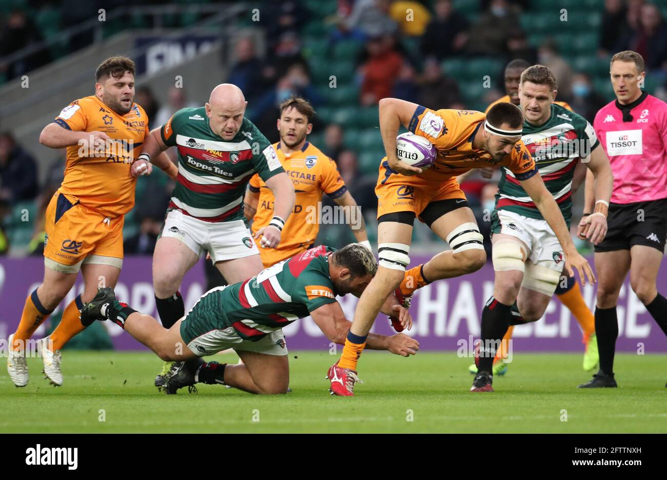 Florian Verhaeghe von Montpellier wurde von Ellis Genge von Leicester Tigers während des Finales des European Rugby Challenge Cup im Twickenham Stadium, London, angegangen. Bilddatum: Freitag, 21. Mai 2021. Stockfoto