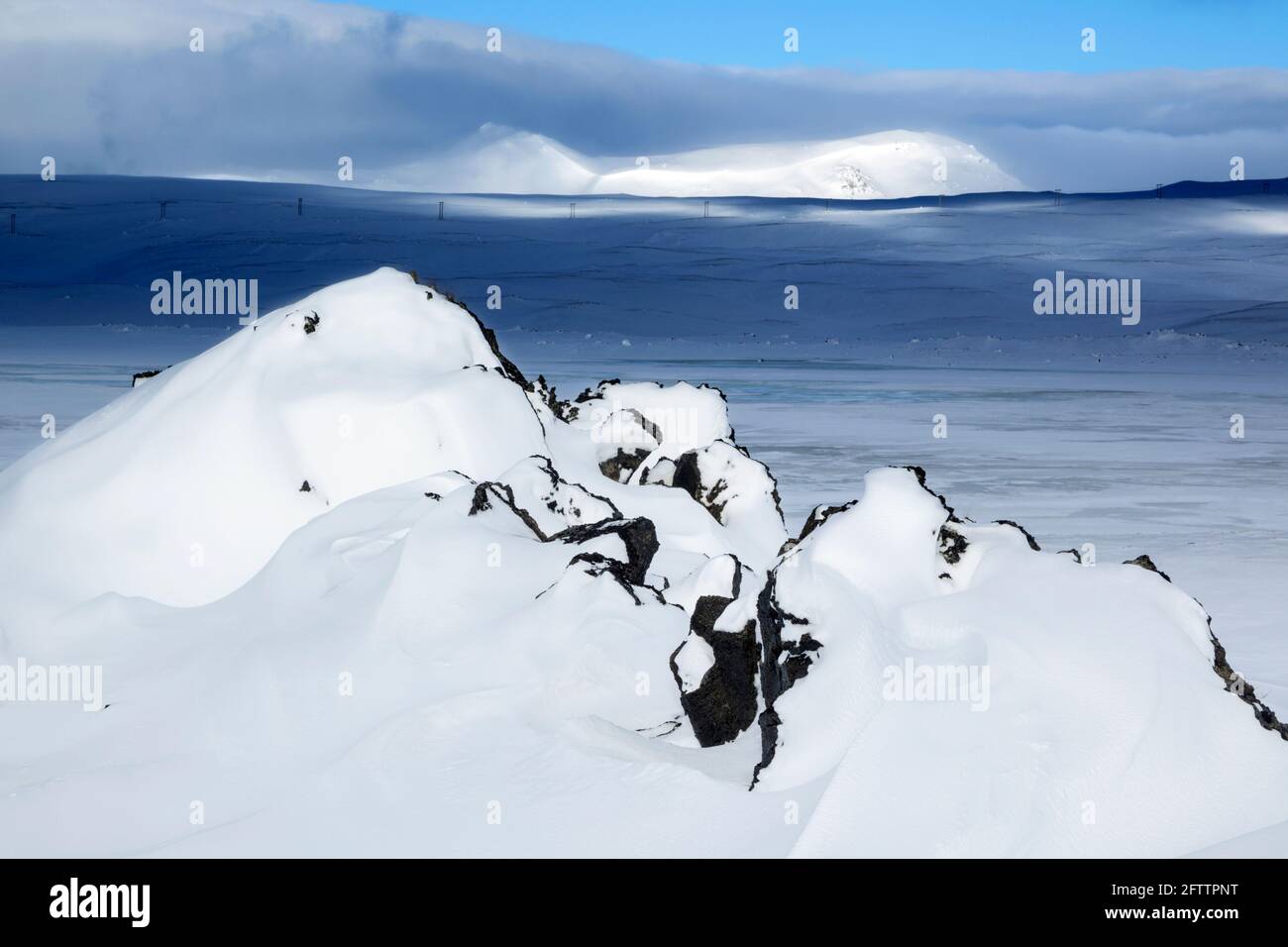 Schnee und Eis Winter Blick über die Burfelshraun Gegend in der Nähe Nach Hevrir in Nordost-Island, einschließlich Freileitungen für die Stromversorgung In der Ferne Stockfoto