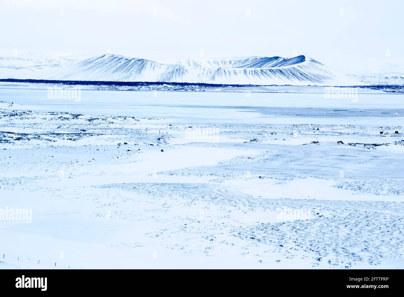 Hverfjall Vulkan Schnee bedeckt im Winter von über a Gefrorener See Myvatn Stockfoto